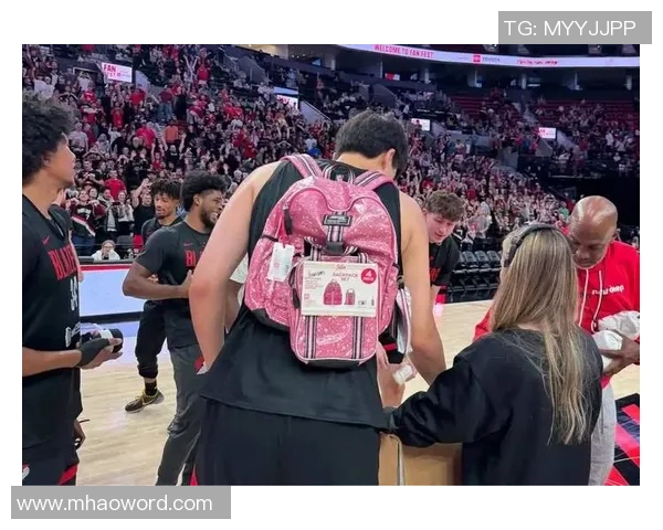 媒体人评论杨瀚森背粉色书包学舞蹈展现纯粹享受而非融入的真实状态